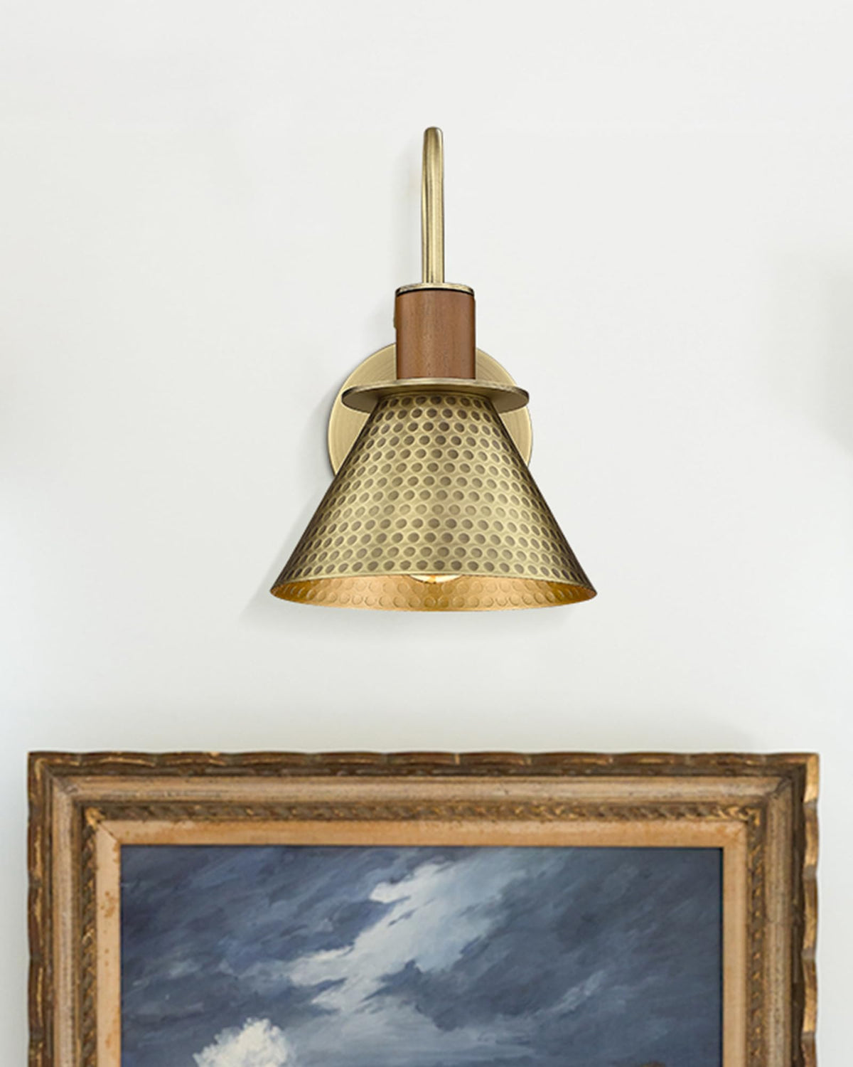 Antique Brass Wall Sconce (Hammered Brass / Large)
