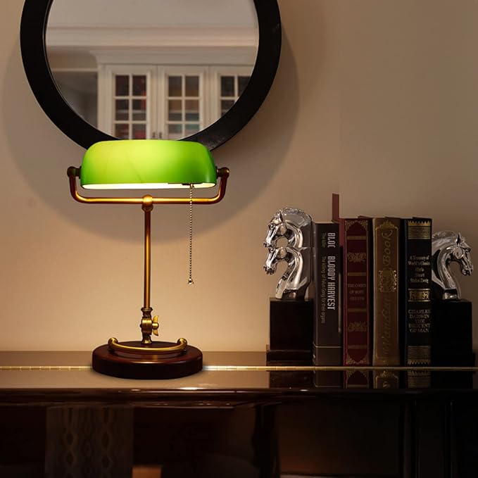 Traditional Banker's Lamp - Green with Pull Switch, Retro Desk Lamp with Brass Finish and Nostalgic Green Glass Shade on Wooden Base