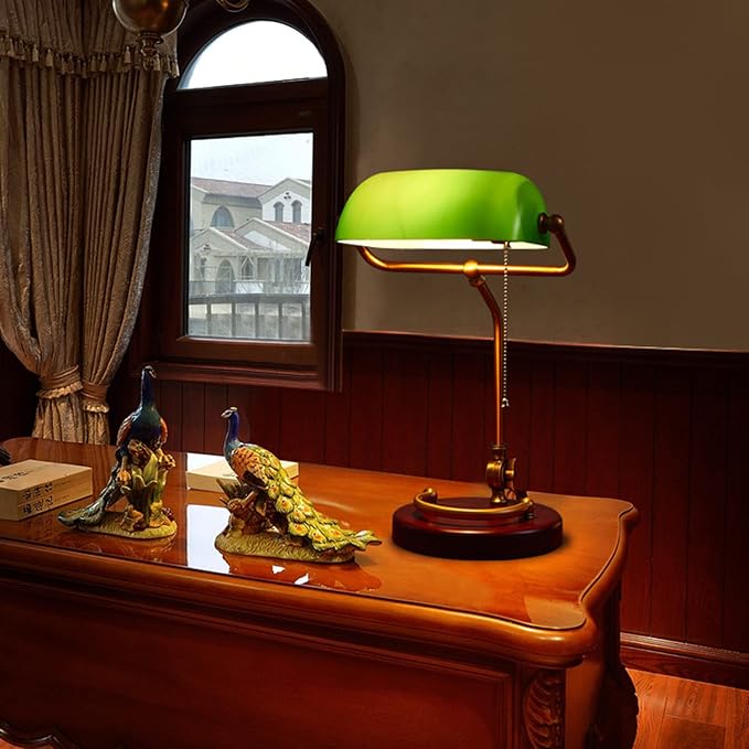 Traditional Banker's Lamp - Green with Pull Switch, Retro Desk Lamp with Brass Finish and Nostalgic Green Glass Shade on Wooden Base