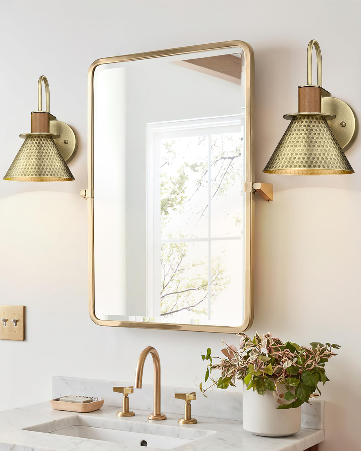 Antique Brass Wall Sconce (Hammered Brass / Large)