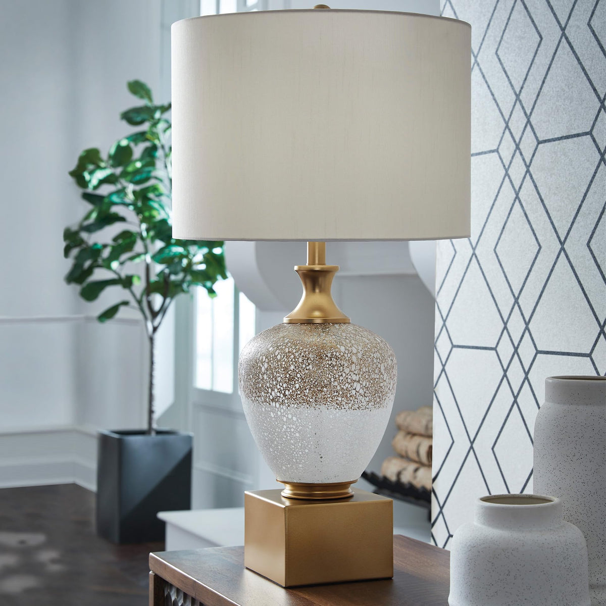 Tavisburg Glass Table Lamp (Brown/White/Gold / Table Lamp)