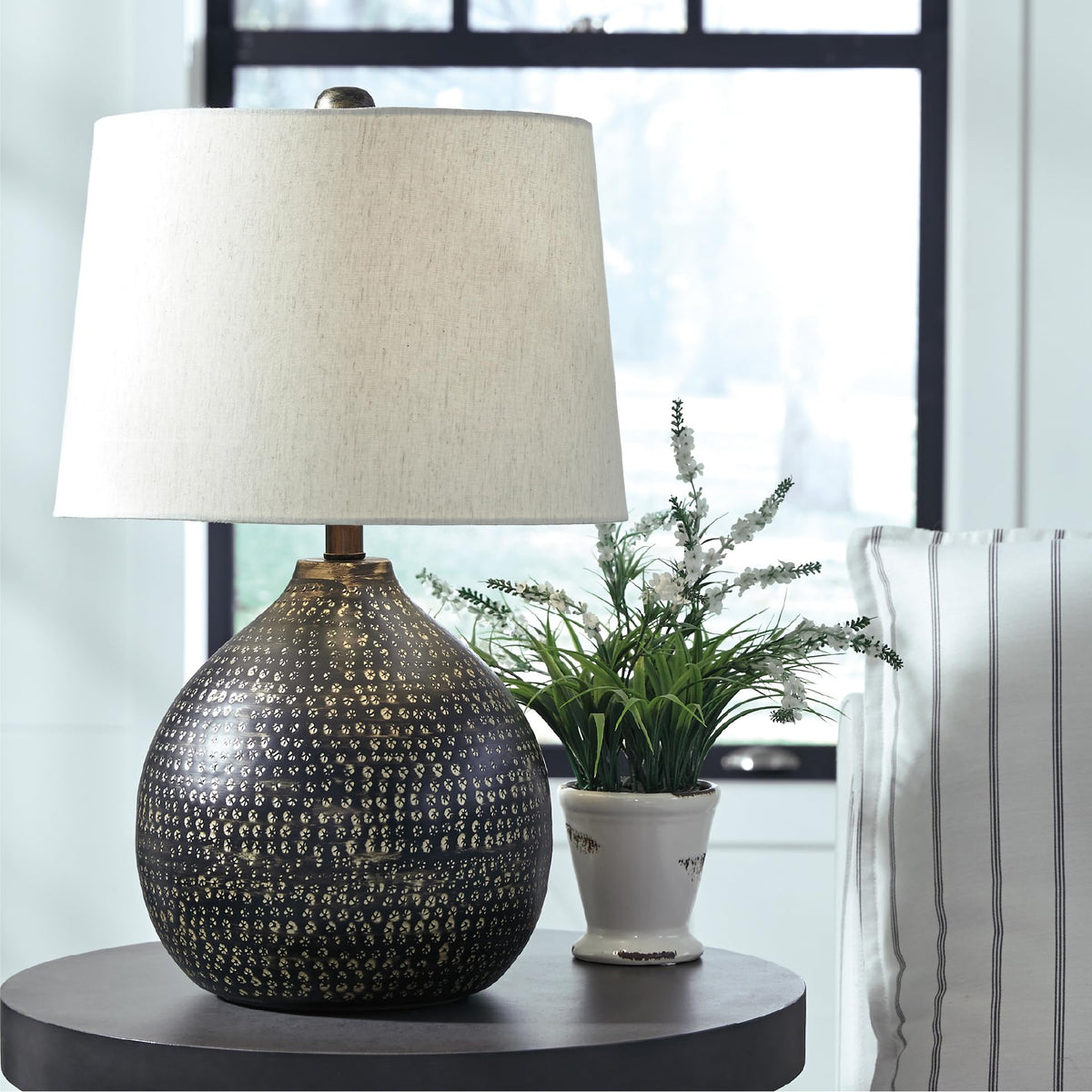1 Piece Metal Table Lamp (White)