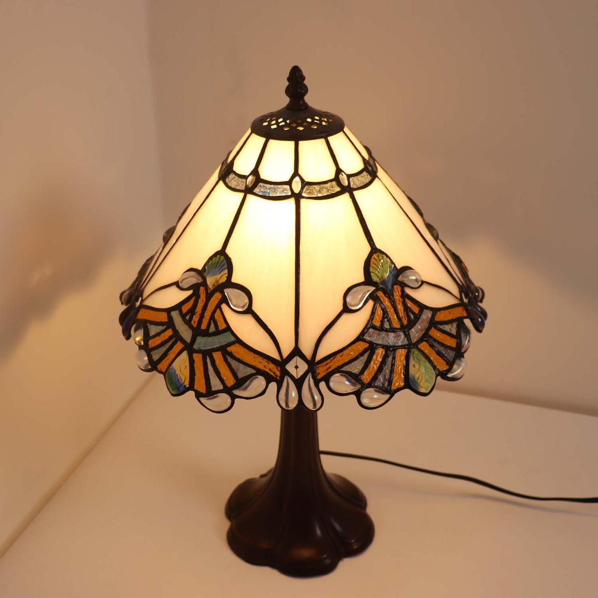 L10022 Baroque Tiffany Style Stained Glass Table Lamp (White / 13Wx19H)